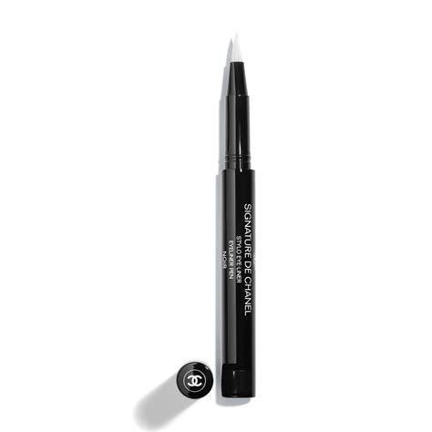 signature de Chanel eyeliner